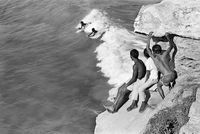 Cedric Nunn, Kinder aus Arniston beim Body-Surfing, Western Cape, 1989 &copy;Cedric Nunn